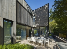 The side garden makes efficient use of the limited space available and borrows views of the surrounding landscape.