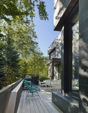 An Ipe bridge and stairs at the side of the house provide a seamless connection between the two main entertaining areas.